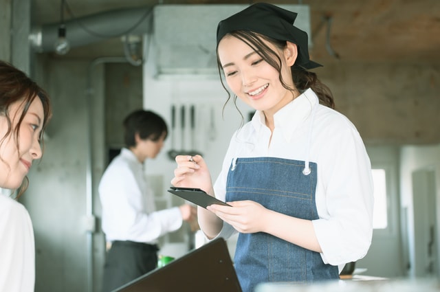 飲食店で働く女性