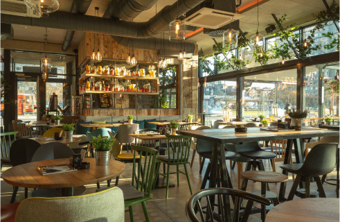 飲食店の店内風景